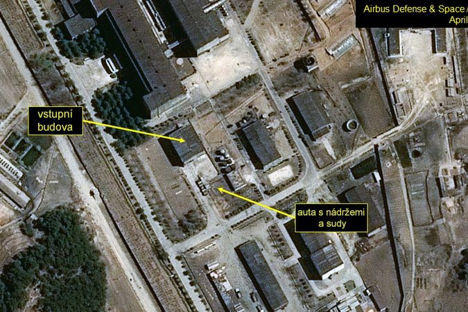 Aktuální satelitní snímek severokorejské jaderné střelnice s automobily před budovou do níž ústí podzemní tunel, kde se může uskutečnit jaderný výbuch 