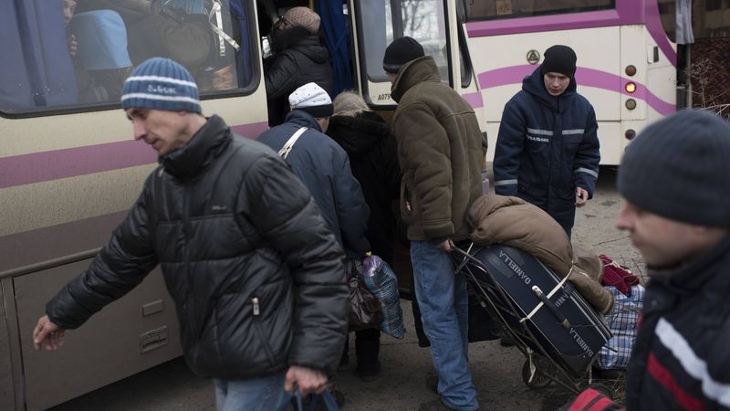 Lidé se evakuují z města Debalceve