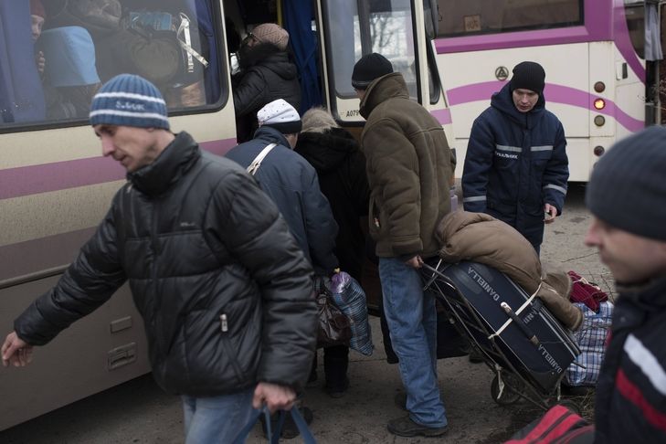 Lidé se evakuují z města Debaltseve