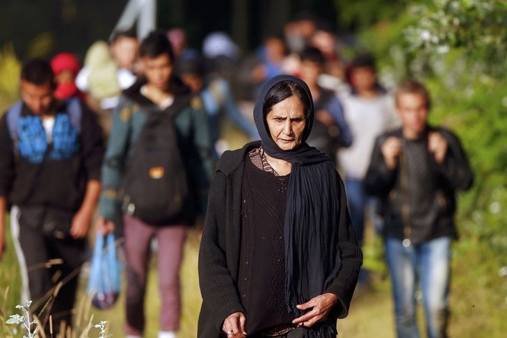 Uprchlíci z Afghánistánu krátce po překročení srbsko-maďarské hranice u vesnice Ásotthalom