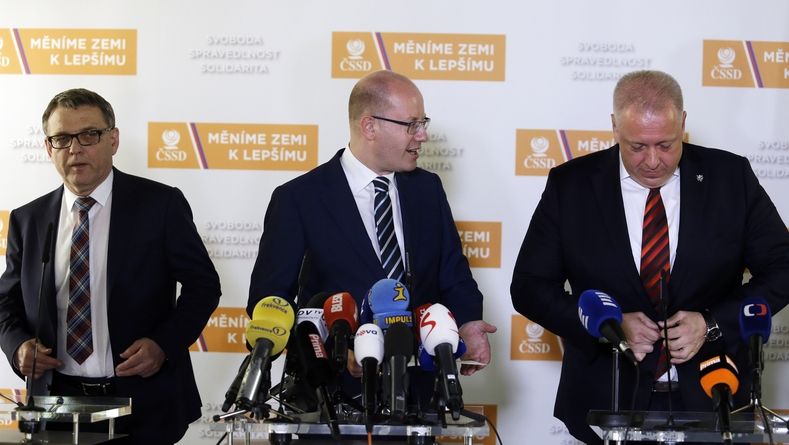 Lubomír Zaorálek, Bohuslav Sobotka a Milan Chovanec na tiskové konferenci po jednání grémia ČSSD, kde Sobotka oznámil odchod z čela strany. 