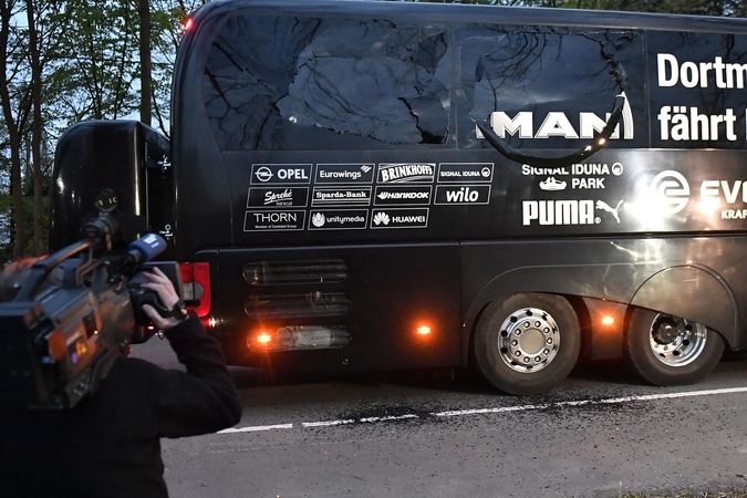 Autobus fotbalistů klubu Borussia Dortmund poničený výbuchem