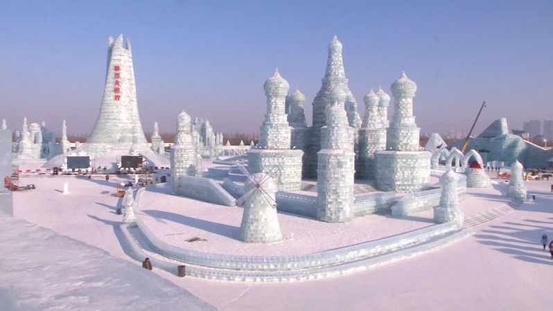 BEZ KOMENTÁŘE: V Charbinu odstartoval každoroční ledový festival.