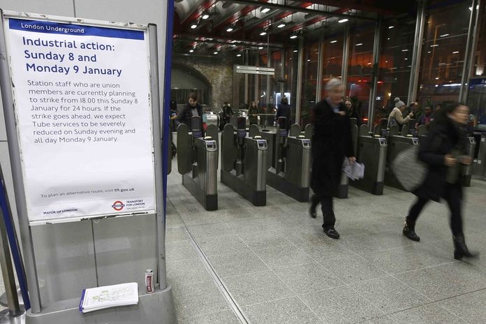 Informační tabule o plánované stávce zaměstnanců metra na stanici Waterloo v centru Londýna.