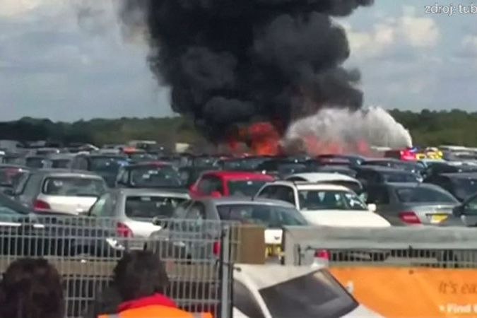 BEZ KOMENTÁŘE: Letadlo se při přistávání na letišti Blackbushe zřítilo se na parkoviště