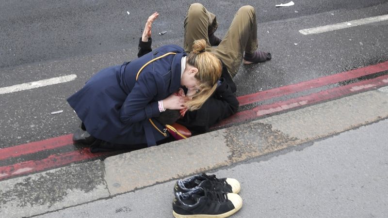 Žena u zraněného na Westminsterském mostě 