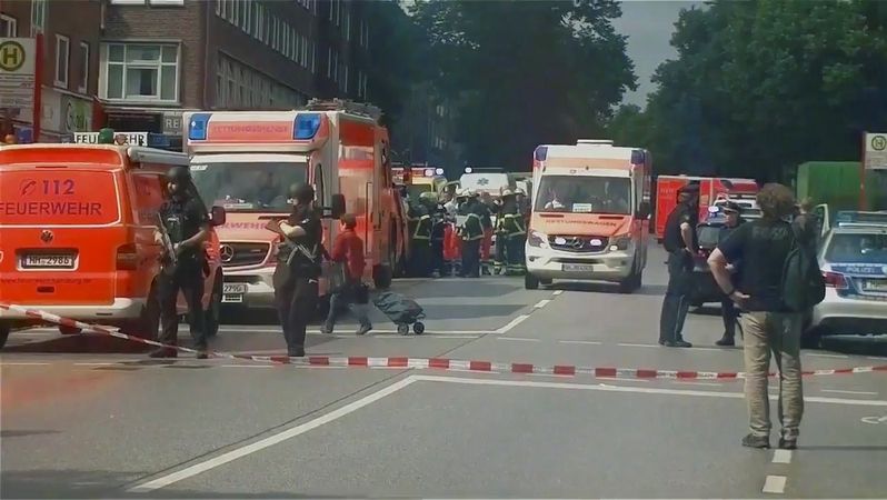 Policie po útoku uzavřela nákupní třídu Fuhlsbütteler Strasse, kde se nachází obchod Edeka, kde k útoku došlo.