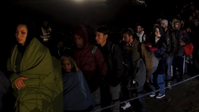 Poslední utečenci, kterým se podařilo přejít hranici z Chorvatska do Maďarska, po uzavření hranice bude Záhřeb další posílat do Slovinska.