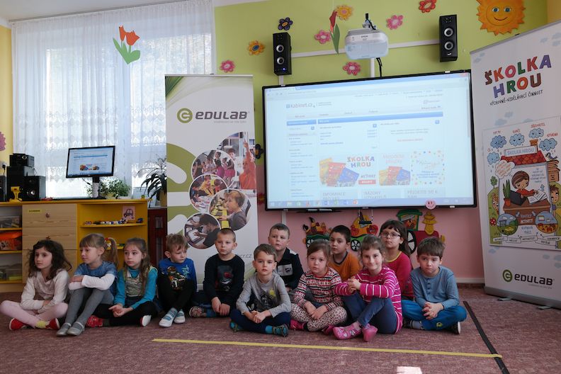 V České republice funguje 14 Metodických center pro předškolní vzdělávání. Děti aktivity na interaktivní tabuli s digitálním vzdělávacím obsahem baví.