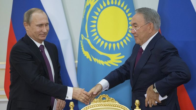 Prezidenti Kazachstánu a Ruska Nursultan Nazarbajev (vpravo) a Vladimir Putin 