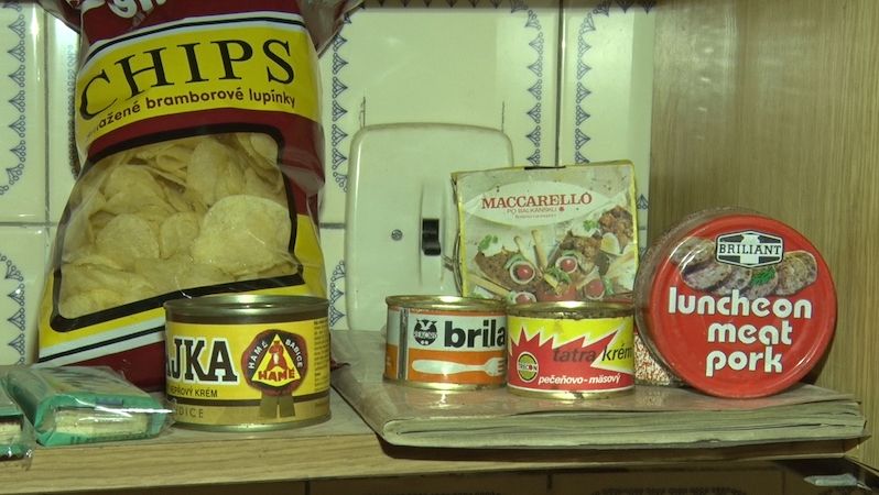 Potraviny, které se dochovaly po vojácích, kteří opustli prostor v roce 2003.