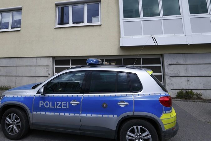 Vůz německé policie před dome podezřelé dvojice 