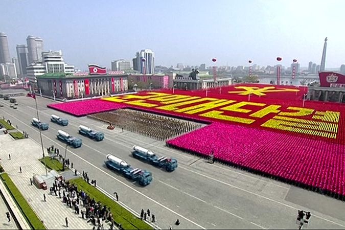 BEZ KOMENTÁŘE: Vojenská přehlídka v KLDR k 105. výročí narození Kim Ir-sena