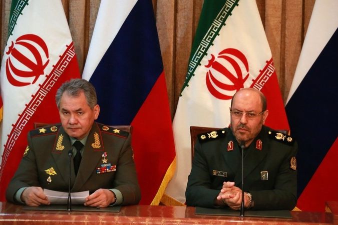 Ministři obrany Ruska a Íránu Sergej Šojgu (vlevo) a Hosejn Dehkán