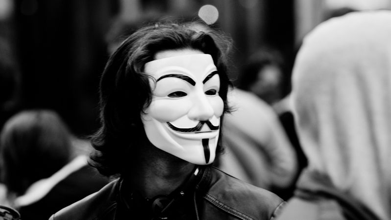 Anonymous napadli „ruský facebook“. Milionům lidí odtajnili děsy války