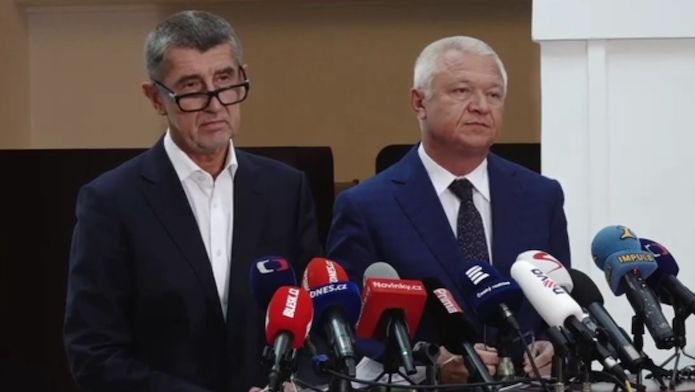 Hlavní obvinění v kauze čapí hnízdo místopředseda ANO Jaroslav Faltýnek a šéf hnutí Andrej Babiš během tiskové konference