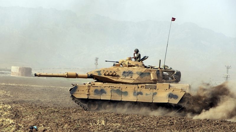 Turecký tank Leopard u hranic s iráckým Kurdistánem