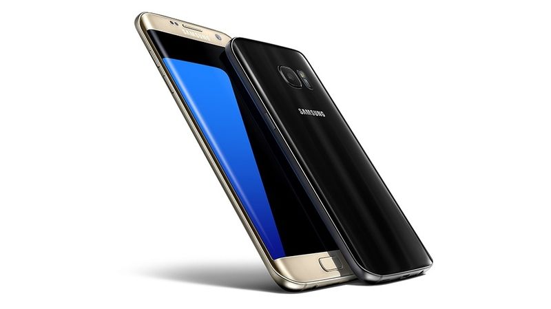 Porovnání velikosti obou novinek, v pozadí je větší verze Galaxy S7 edge.