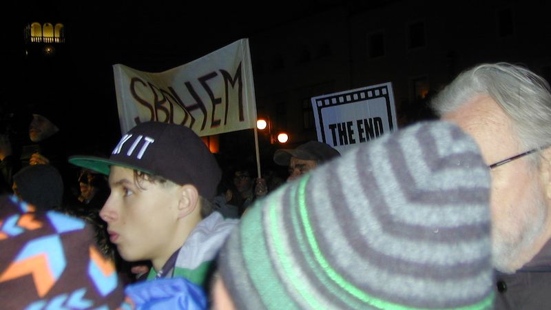 Na setkání s Milošem Zemanem v Lipníku nad Bečvou přišli kritici prezidenta i s transparenty