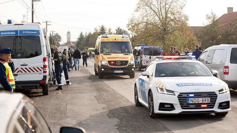 Maďarská policie zasahuje na místě činu v obci Bőny.
