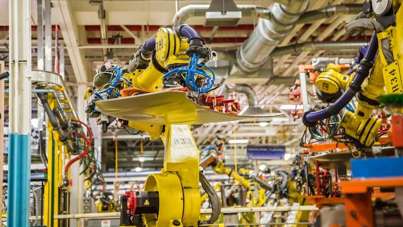 Robot v továrně automobilky Fiat Chrysler veSterling Heights v americkém státě Michigan.