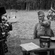 Stellan Skarsgård jako německý voják Hans ve filmu Nabarvené ptáče