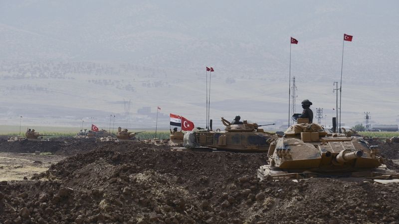 Turečtí a iráčtí vojáci na tureckých tancích leopard na kurdskoturecké hranici 