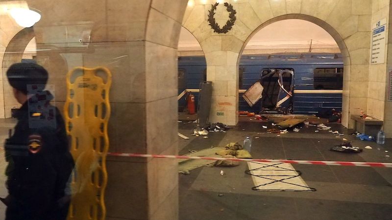 Výbuchem poničené metro v Petrohradu