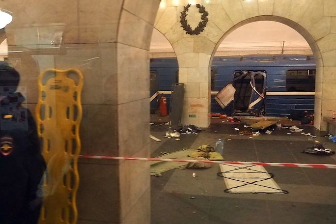 Výbuchem poničené metro v Petrohradu