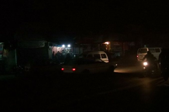 BEZ KOMENTÁŘE: Pákistán se ponořil do tmy, čtyři pětiny země postihl rozsáhlý výpadek proudu