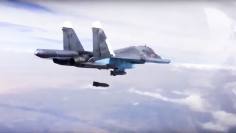 Ruské letectvo podle AI používá v Sýrii i kazetové nebo-li clusterové bomby. Na snímku ruský stíhací bombardér Su-34 nad Sýrií