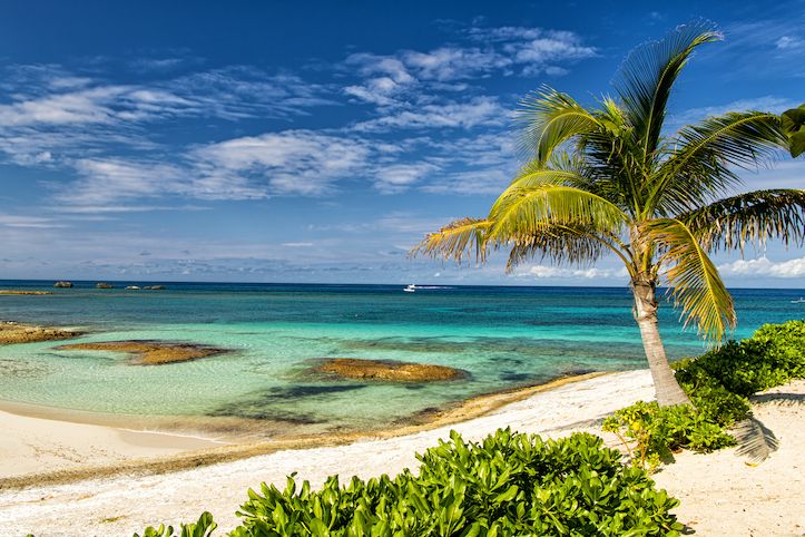 Slavný je i soukromý ostrov Great Stirrup Cay sloužící jen pasažérům na zaoceánských výletních lodích.