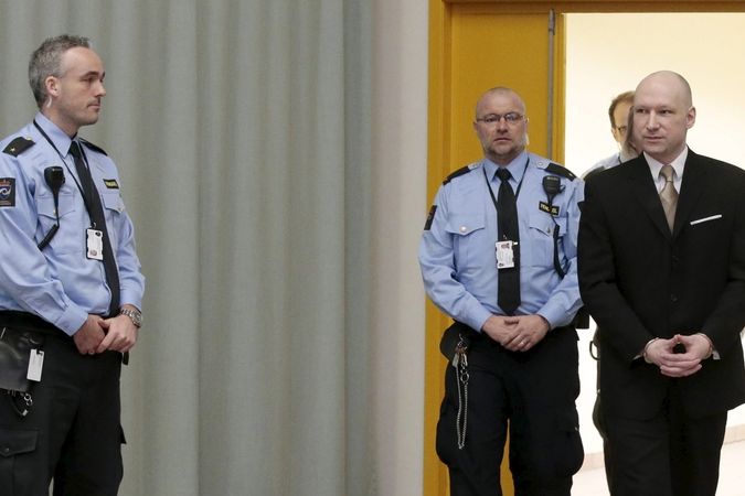Breivika přivádějí k soudu, kde žaluje vládu.