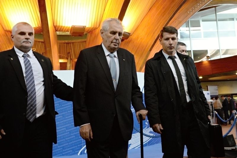 Český prezident Miloš Zeman (uprostřed) přichází do budovy Parlamentního shromáždění Rady Evropy (PSRE) ve Štrasburku.
