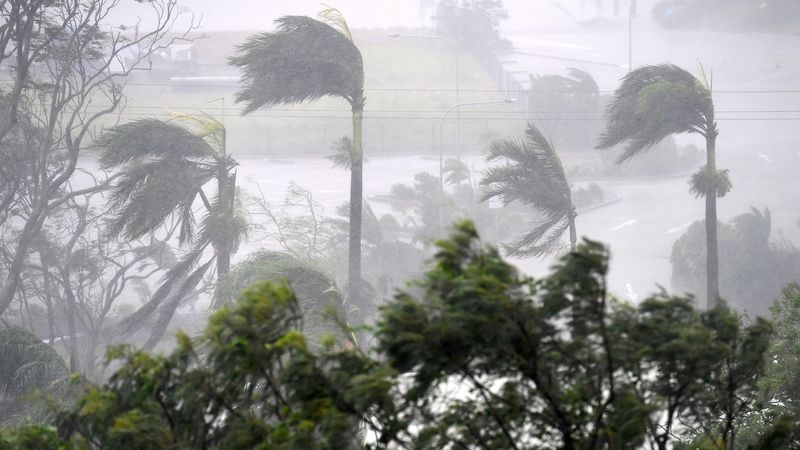 Cyklon Debbie ohýbá palmy na Airlie Beach jižně o města Townsville.
