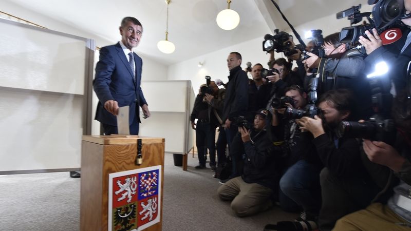 Předseda hnutí ANO Andrej Babiš odevzdal v Průhonicích u Prahy svůj hlas ve sněmovních volbách.