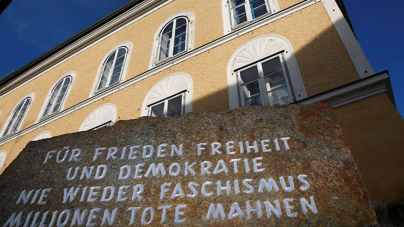 Pamětní kámen před Hitlerovým rodným domem v Braunau hlásá: Za mír, svobodu a demokracii. Už nikdy fašismus. Milióny mrtvých jsou varováním.