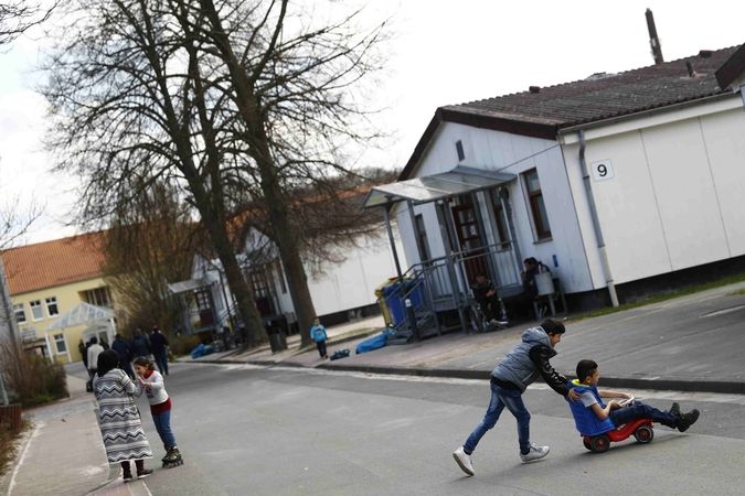 Migranti v uprchlickém táboře v německém Friedlandu
