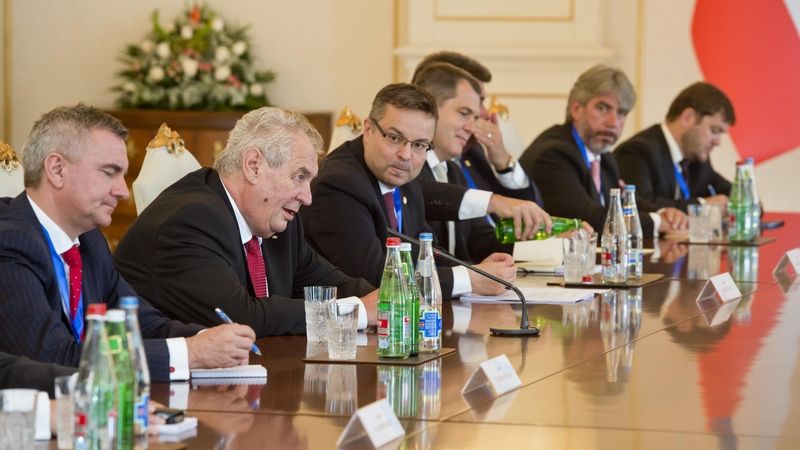 Prezident Miloš Zeman se v úterý sešel se ázerbájdžánským protějškem Ilhamem Alijevem. Jednání se účastnil i Vratislav Mynář (zcela vlevo)