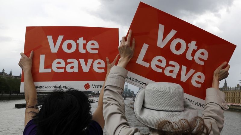 Aktivisté vyzývají k odchodu Velké Británie z EU.