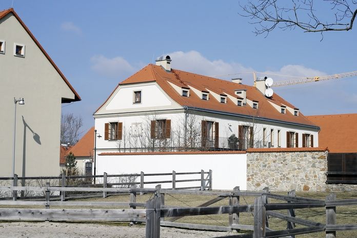 Centrální vila v areálu luxusní farmy Čapí hnízdo na Benešovsku, kterou využívá ministr financí Andrej Babiš (ANO).