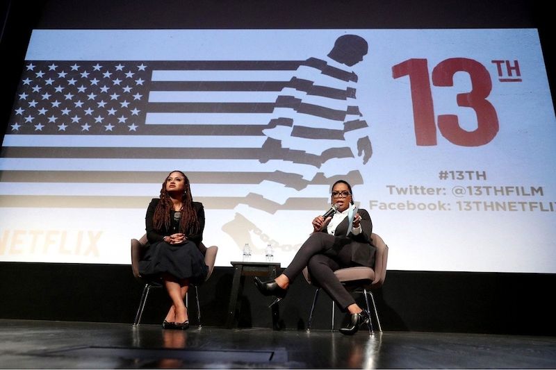 Dokumentaristka Ava DuVernayová (vlevo) a Oprah Winfreyová na diskusi o filmu 13th