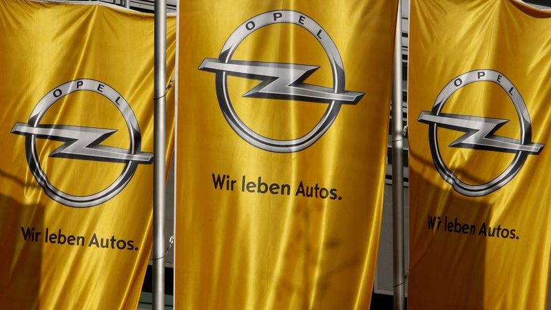 Vlajky před centrálou Opelu v německém Rüsselsheimu.