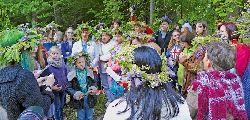 Ceremonií, které pořádá sdružení Slovanský kruh, se může zúčastnit každý. Velmi oblíbené jsou oslavy letního slunovratu.