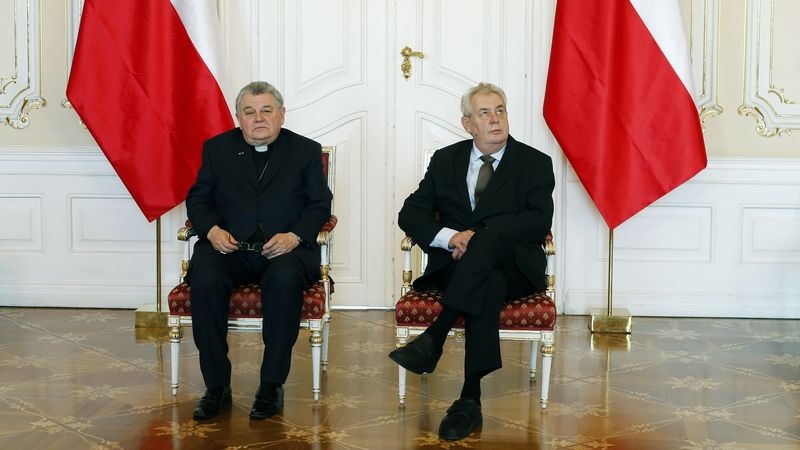 Prezident Miloš Zeman a kardinál Dominik Duka na archivním snímku.