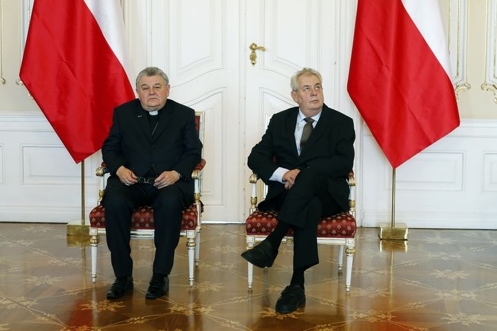 Za účasti prezidenta republiky Miloše Zemana a kardinála Dominika Duky byly podepsány dokumenty řešící restituční nároky Církve římskokatolické k některým nemovitostem v areálu Pražského hradu