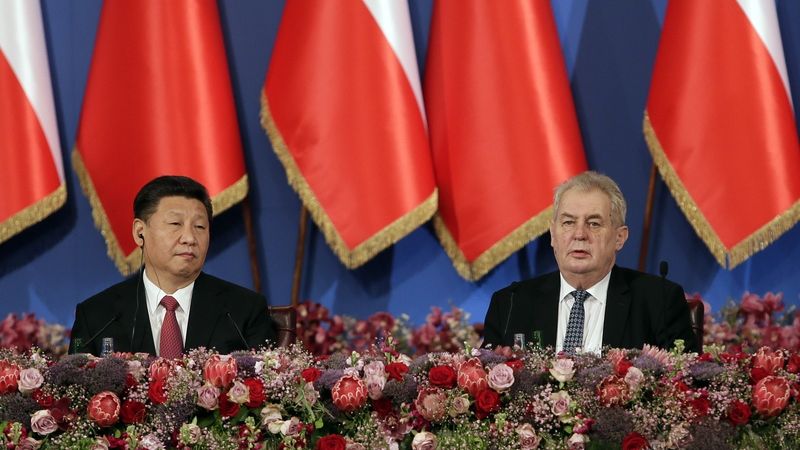 Čínský prezident Si Ťin-pching s prezidentem Milošem Zemanem u diskusního stolu s českými a čínskými investory.
