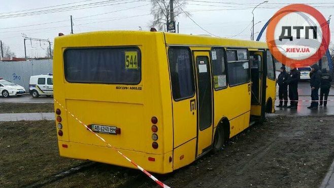 Ukrajinští policisté u uneseného autobusu 