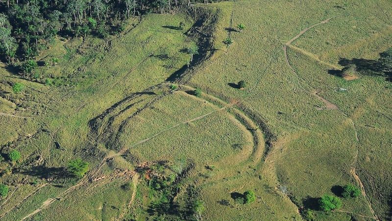Letecký snímek, který ukazuje umělou změnu reliéfu krajiny v brazilském státě Acre na západě země. Podle odborníků zde stály stavby podobné ranému Stonehenge.