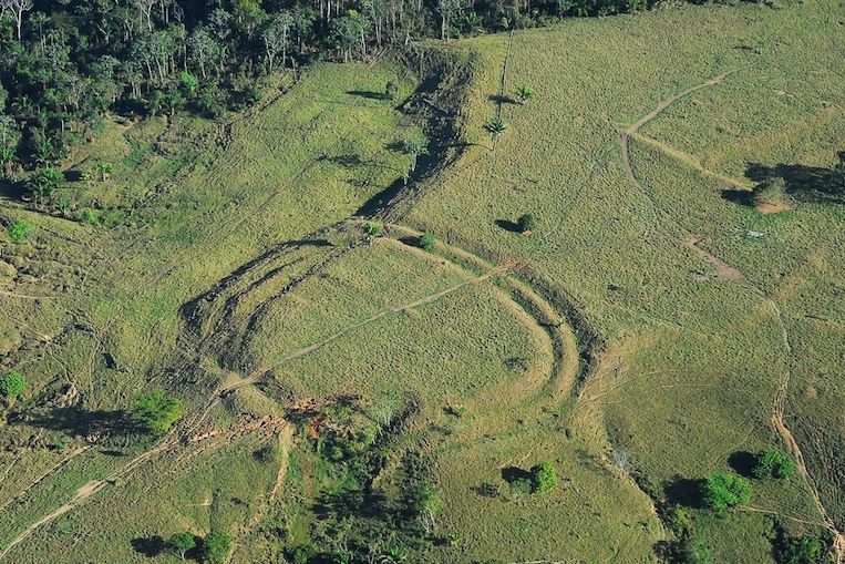 Letecký snímek, který ukazuje umělou změnu reliéfu krajiny v brazilském státě Acre na západě země v amazonském pralese. Podle odborníků zde kolem roku stály stavby podobné Stonehenge.